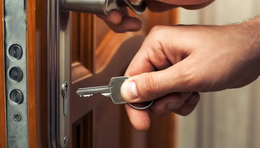 Quando e perchè sostituire la porta di casa